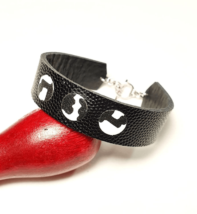  Bracelet en cuir noir avec 3 petits motifs