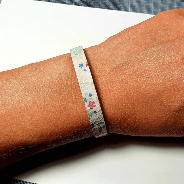 Bracelet en cuir blanc avec motif floral