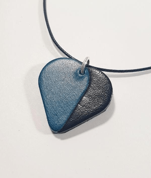Collier ras de cou coeur cuir et coton