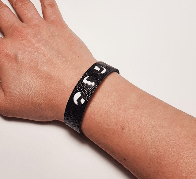  Bracelet en cuir noir avec 3 petits motifs