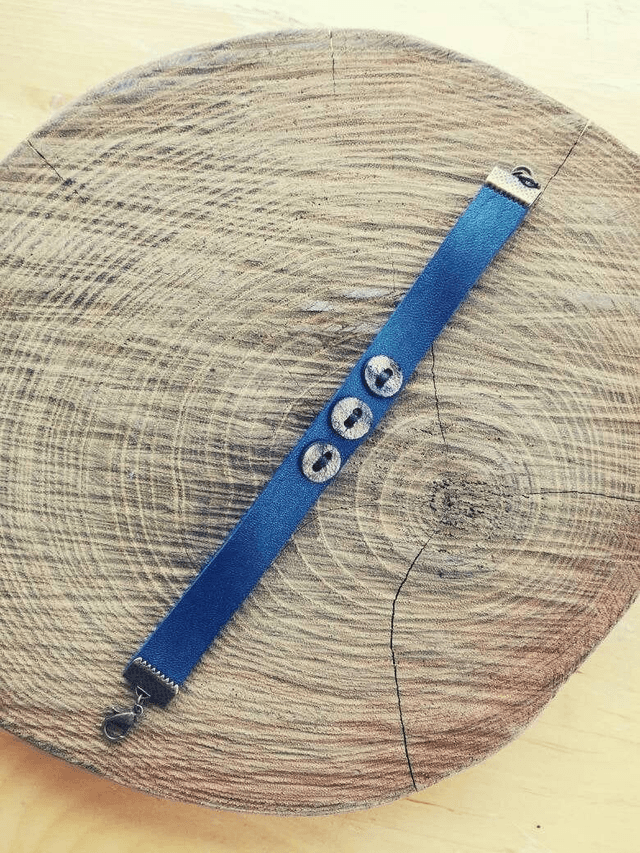 Bracelet en cuir bleu nacre avec boutons en cuir mordoré