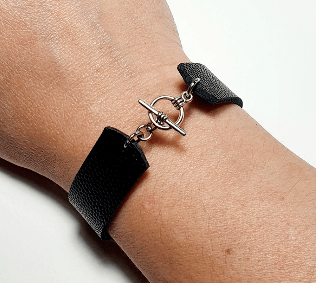  Bracelet en cuir noir avec 3 petits motifs