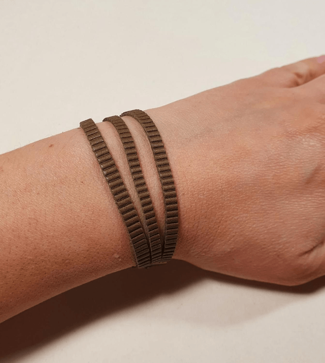Bracelet en cuir marron ondulé