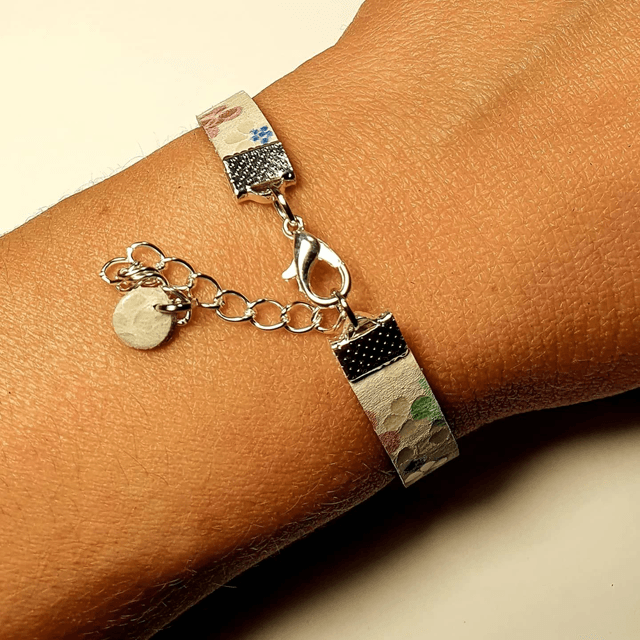Bracelet en cuir blanc avec motif floral