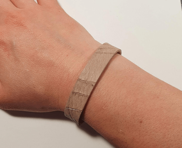 Bracelet en cuir beige rayé