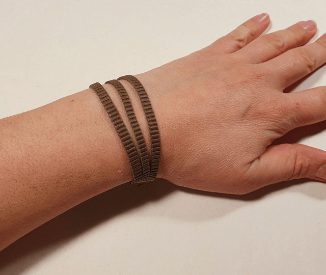 Bracelet en cuir marron ondulé