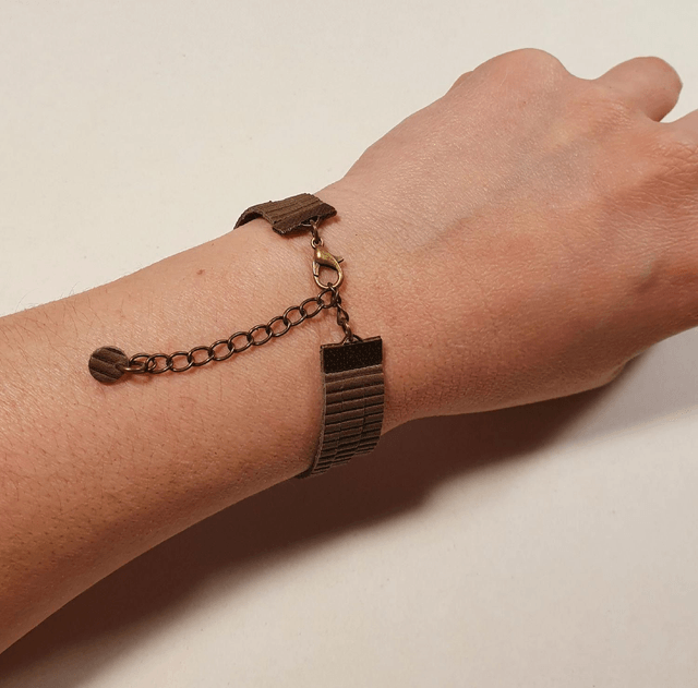 Bracelet en cuir marron ondulé