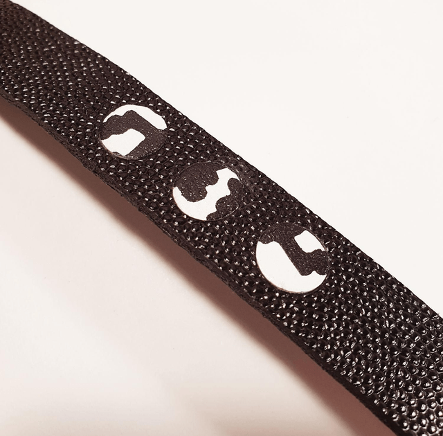  Bracelet en cuir noir avec 3 petits motifs
