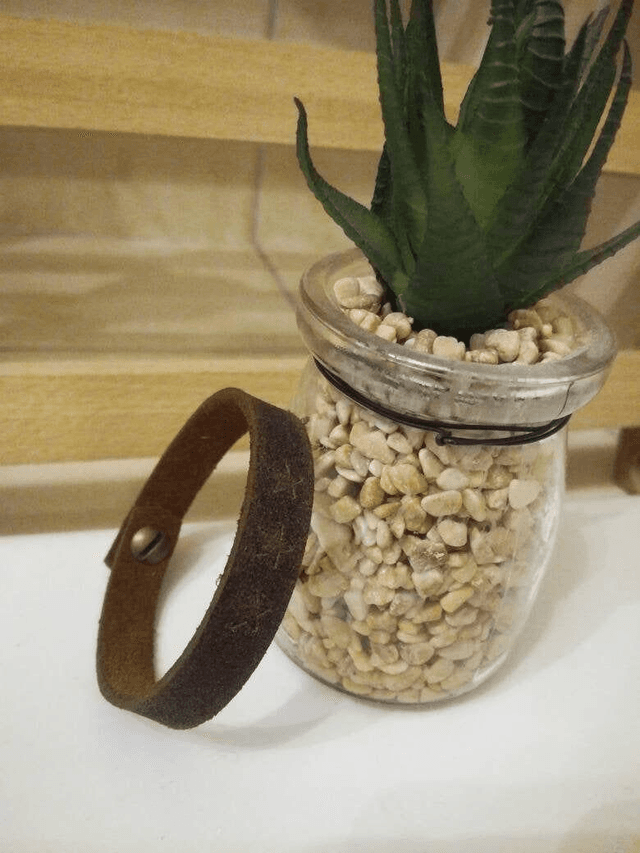 Bracelet en cuir marron fermeture bouton de col bronze vieilli