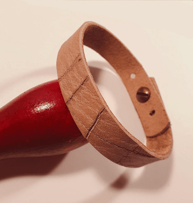 Bracelet en cuir beige rayé